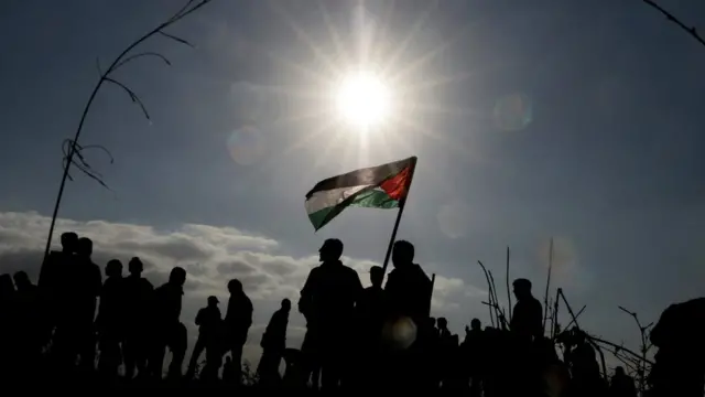 అమెరికా అధ్యక్షుడు డొనాల్డ్ ట్రంప్ జెరూసలేంను ఇజ్రాయెల్ రాజధానిగా ప్రకటించడంతో పాలస్తీనియన్లు నిరసన ప్రదర్శనలకు దిగారు.