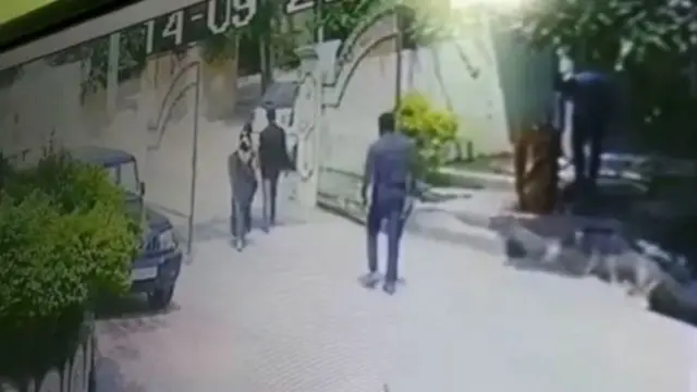 பிரனாய் மற்றும் அம்ருதாவை ஆயுதத்தோடு பின்தொடரும் தாக்குதலாளி.