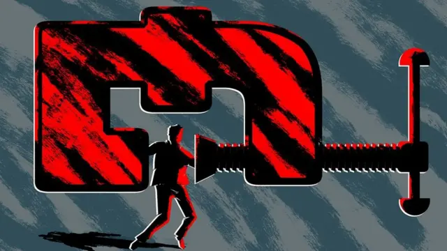 Un hombre en una prensa.