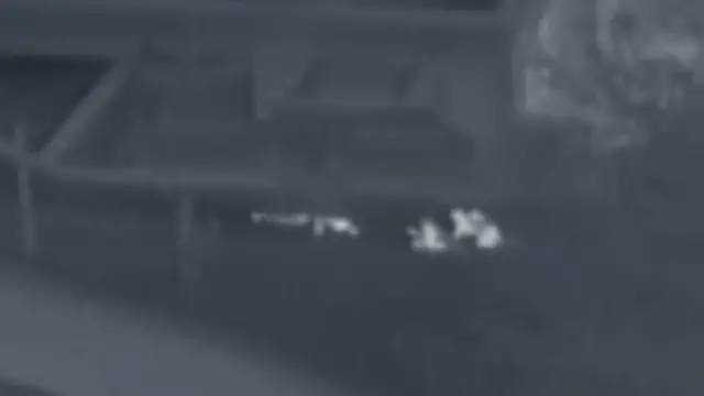 포복 접근하여 북한군 병사를 구출시키는 한국군