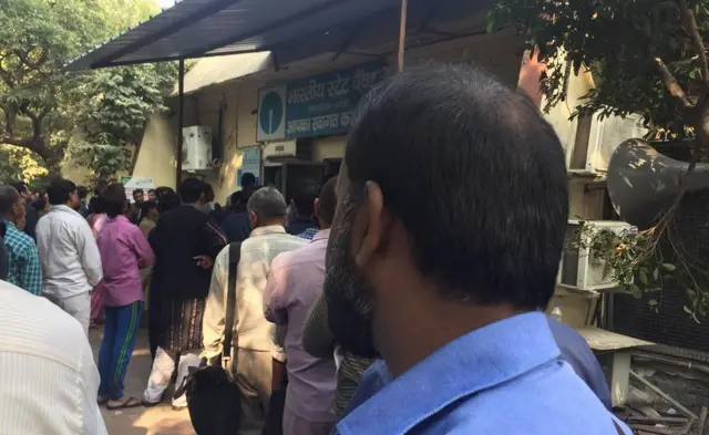 बैंक के बाहर ग्राहकों की कतार