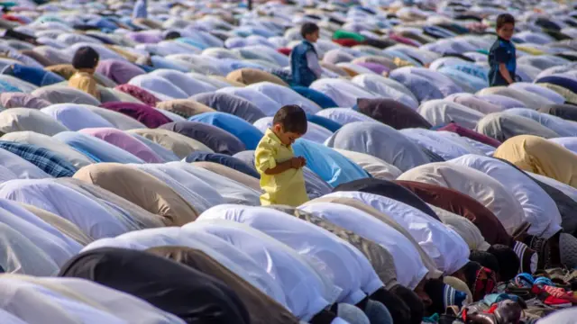 காஷ்மீர் ஸ்ரீநகரில் பக்ரீத் பெருவிழாவின்போது நடைபெற்ற தொழுகை.