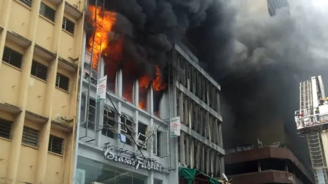 Ọdọ ahia na-agba ọkụ