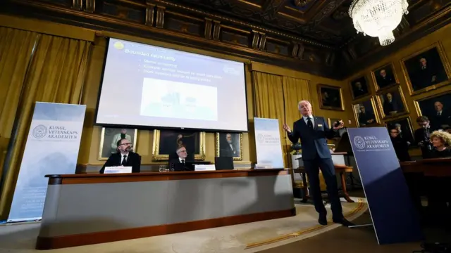 Члены Нобелевского комитета объявляют Ричарда Талера лауреатом премии