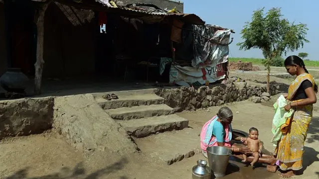 பணிக்கு போகாத பெண்களை மதிப்பதில்லையா இந்த சமூகம்?