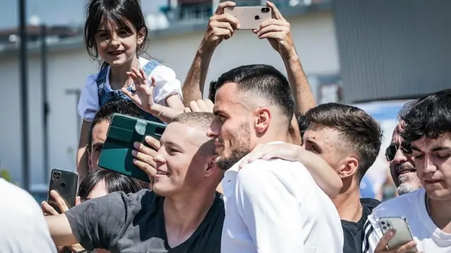 Filip Kostić sa navijačima Juventusa