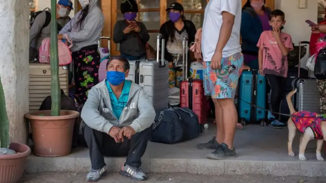 127 peruanos fueron acogidos por el Arzobispado de Santiago. “Quisimos darle asilo a personas muy pobres, que estaban en una situación indigna, en la calle”, dice el obispo Cristián Roncagliolo.
