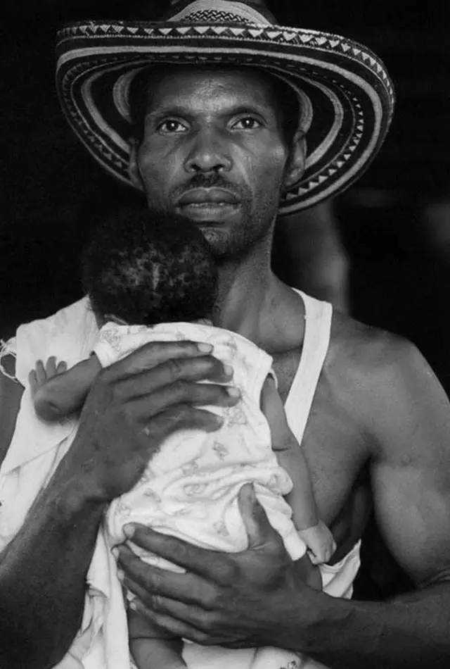 घर छोड़ने को मजबूर होने के कई महीने बाद अपनी बच्ची के साथ घर लौटा आदमी.