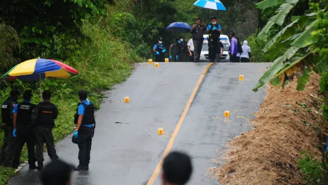 ตำรวจสำรวจที่เกิดเหตุ