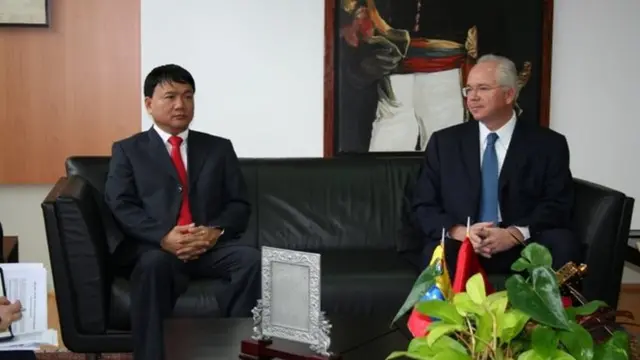 Ông Đinh La Thăng bên trái trong chuyến thăm làm việc tại Venezuela hồi tháng 4/2011