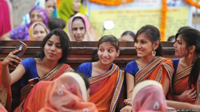 हैदराबाद में महावीर जयंति के मौके पर श्री महावीर जैन मंदिर में सेल्फी खींचती युवतियां.