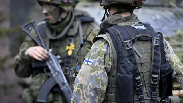 Soldados de Finlandia en unas maniobras militares en el oeste de Finlandia.