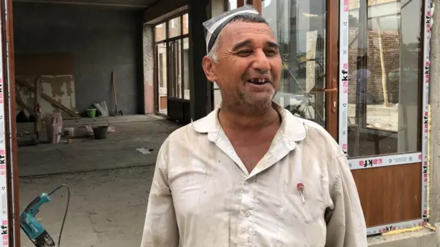 "Россияда топиладиган даромад билан бу ердагиси ўртасида фарқ анча катта. Худога шукур, у ерда ишлаб, машина олдим, уйимни тўғриладим. Энди фараз қилаверинг"