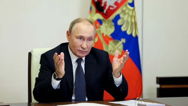 Владимир Путин во время встречи с лауреатами и финалистами международного конкурса "Учитель года" в режиме видеоконференции в Ново-Огарево.