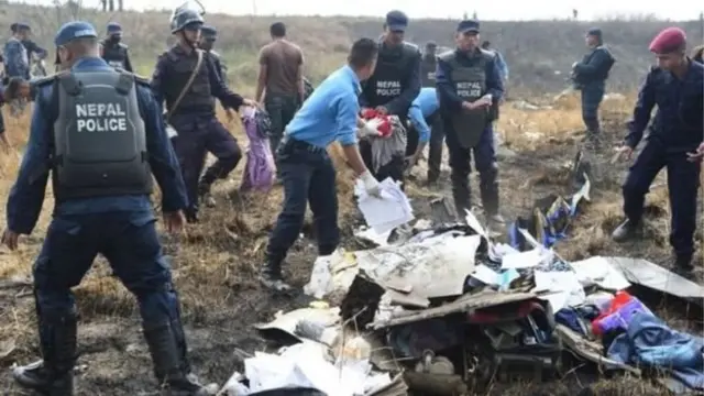 নেপালি উদ্ধারকারী দল ইউএস বাংলা এয়ারলাইন্স-এর বিমানের ধ্বংসাবশেষ খতিয়ে দেখেছে