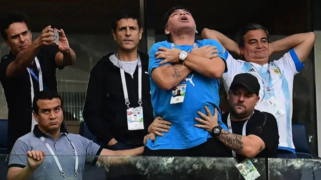 আর্জেন্টিনার প্রথম গোলের পর উল্লসিত ম্যারাডোনা