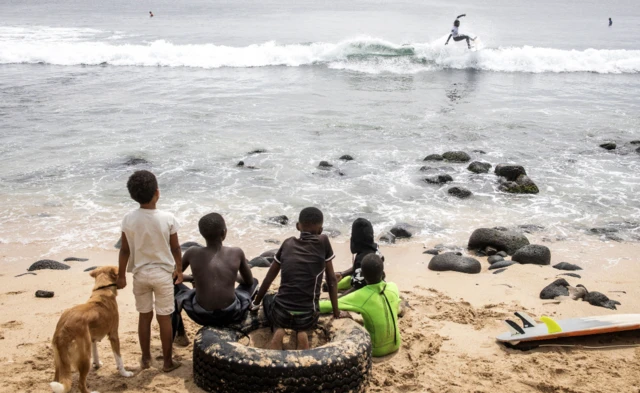 Kananan yara suna kallon masu gasar ninkaya ta Dakar, babban birnin Senegal, ranar Lahadi.