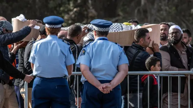 الشرطة في نيوزيلندا وتشييع جنائز ضحايا الهجوم الإرهابي على مسجدين في مدينة كرايست تشيرتش