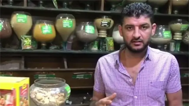 दवा की दुकान पर औषधि के जानकार अल-हबाशी