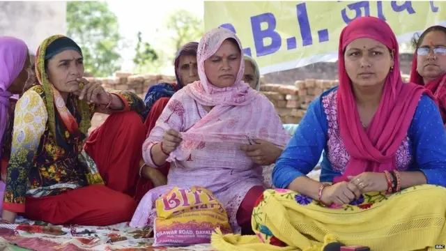 ਪਿੰਡ ਵਿੱਚ ਵਰਤ 'ਤੇ ਬੈਠੀਆਂ ਔਰਤਾਂ