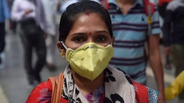 మాస్క్ వేసుకున్న మహిళ