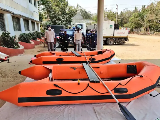 నగరంలో తరచూ వరదలు వస్తుండటంతో డిజాస్టర్ రెస్పాన్స్ ఫోర్స్ పడవలను సిద్ధం చేసుకుంది.