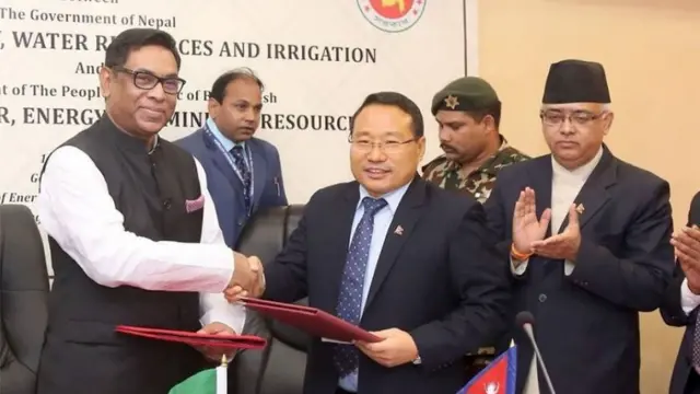 বাংলাদেশের বিদ্যুৎ প্রতিমন্ত্রী নসরুল হামিদ (বাঁয়ে) ও নেপালের বিদ্যুৎমন্ত্রী বারসামান পুন। সেপ্টেম্বর, ২০১৮