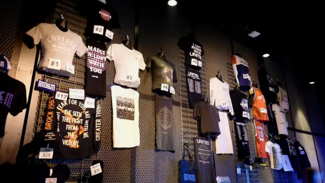 Camisetas e outros produtos da Hillsong à venda no The Anthem