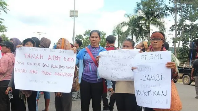 Masyarakat menolak Hutan Kinipan dijadikan perkebunan sawit.