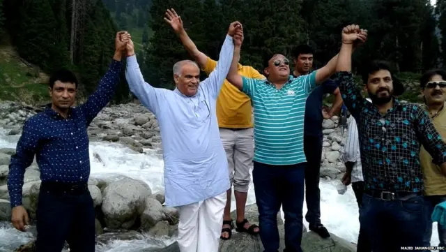 बीजेपी नेताओं के साथ शकील मुश्ताक़