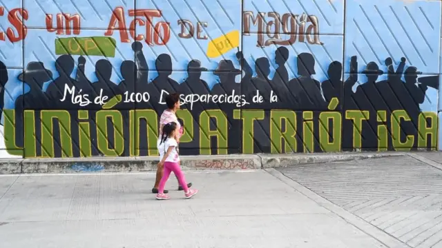 Cartel que recuerda a los desaparecidos de la Unión Patriótica.