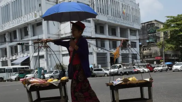 နေ့အပူချိန်တွေမြင့်တက်လာလို့ မနက် ၁၀ နာရီကနေ ညနေ ၄နာရီဝန်းကျင်အတွင်း အပြင်ထွက်တာကိုရှောင်ရှားဖို့ သတိပေးထား