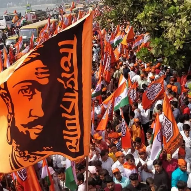 যখন মিছিল যাচ্ছে মুম্বাইয়ের মেরিন ড্রাইভ দিয়ে