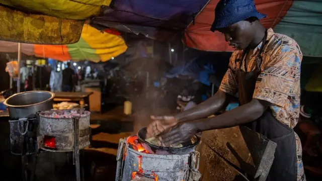 Usiku, kandokando ya barabara na maeneo ya kuegesha magari utakutaka vibanda vya rolex