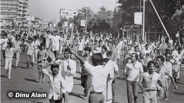 ঢাকার রাজপথে সেদিন মানুষের ঢল নেমেছিল।