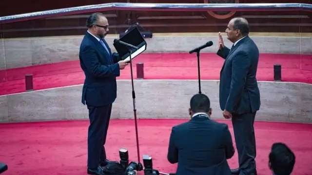 یک قاضی در حال سوگند