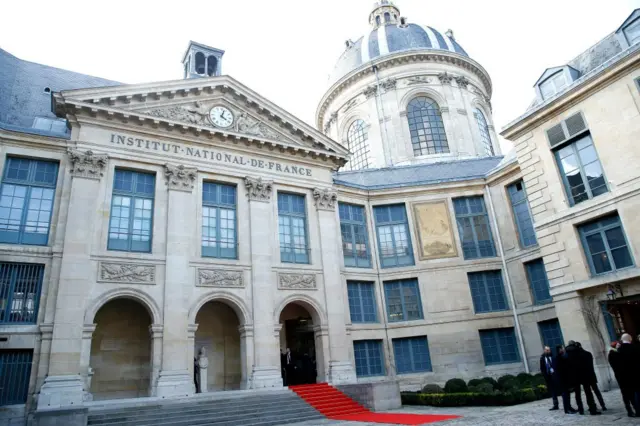 L'Académie française est ''chargée de définir la langue française par l'élaboration de son dictionnaire qui fixe l'usage du français''.