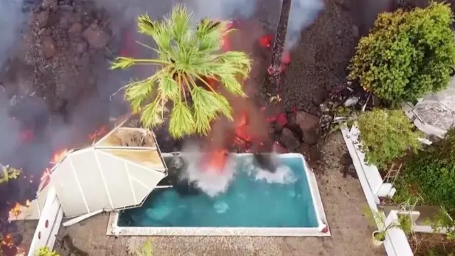 مسبح تغمره النيران