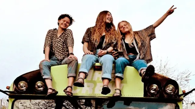 తాము ప్రయాణం చేస్తున్న బస్సుపై బెకా, అబీ, మోర్గాన్