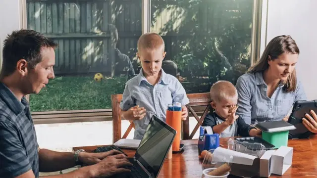 حتى لو تغيرت بيئة العمل بشدة، فإن البحث عن طرق للتأقلم مع البيئة الجديدة قد يساعدك في تجاوز التحديات