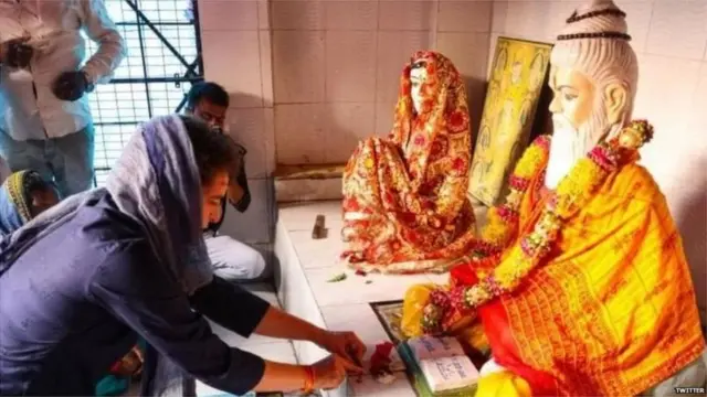 ఆలయంలో పూజలు చేస్తున్న ప్రియాంకా గాంధీ
