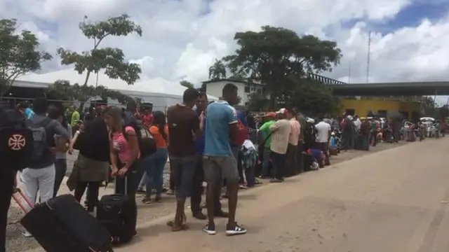 Fila na fronteira do Brasil com a Venezuela