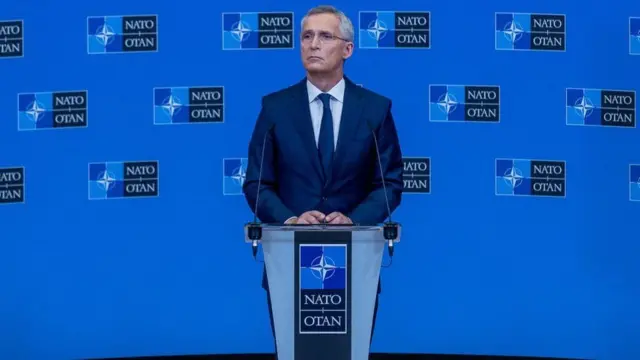 옌스 스톨텐베르그 나토 사무총장은 27일(현지시간) 높은 수준의 준비태세를 갖춘 병력을 30만명 이상으로 늘릴 것이라고 밝혔다