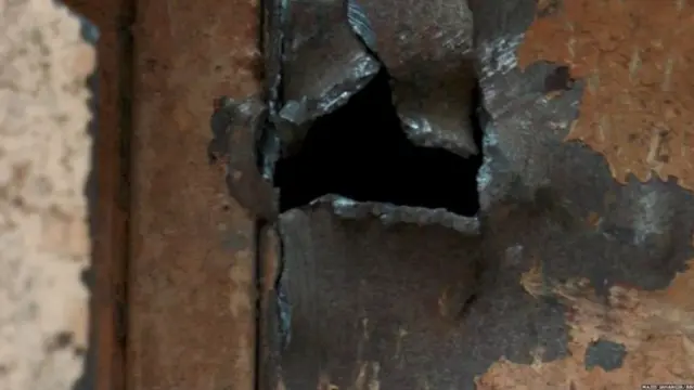 અનવર ખાનના દરવાજા પર લાગેલી ગોળીના નિશાન