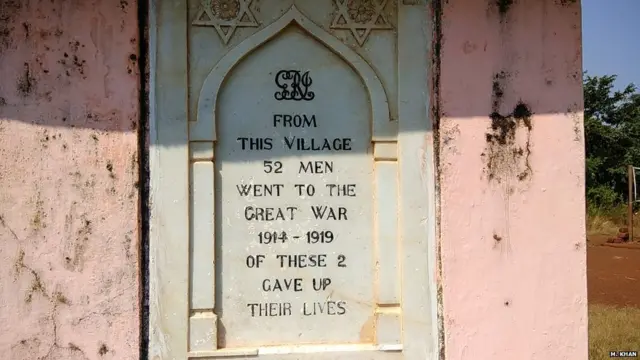 स्मारकावर संगमरवरी दगडात कोरलेला संदेश