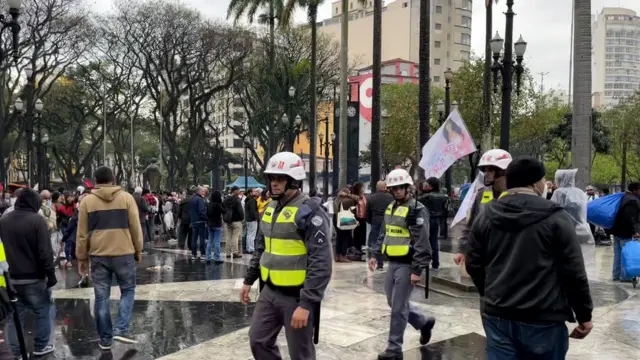 Policiais andando na praça da Sé