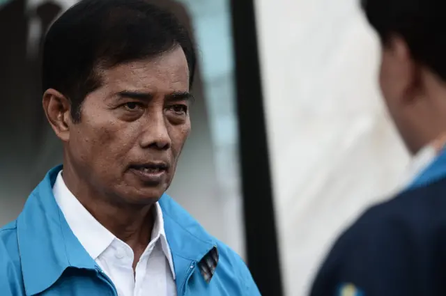 ถาวร เสนเนียม