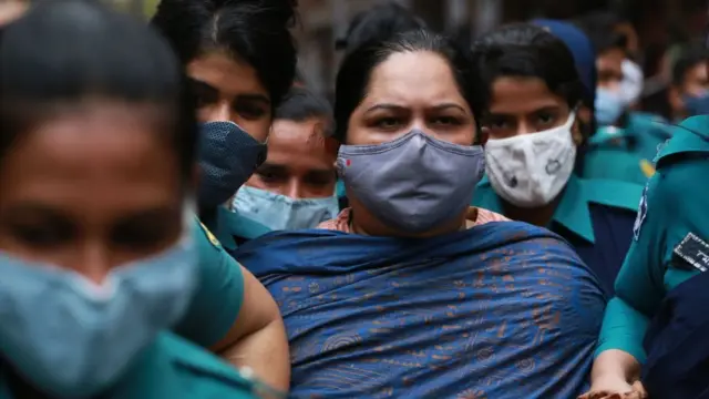 রোজিনা ইসলামকে যেভাবে আদালতে নিয়ে যাওয়া হয়।