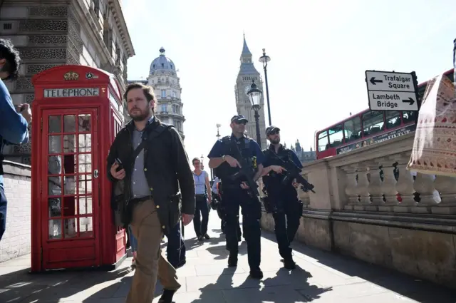 عناصر من الشرطة المسلحة في منطقة ويستمنستر وسط لندن