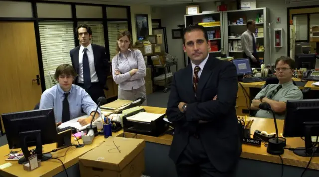 Američka serija se dešava u Skrentonu, u Pensilvaniji, a glavnu ulogu igra Stiv Karel kao menadžer koji se ponaša neprikladno i koji stalno ispaljuje problematične fazone